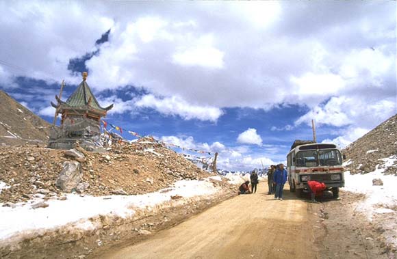 Expedition bus stops at Qiao'er Shan on the way to Dege.