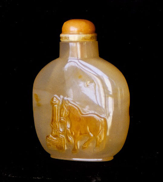 TWO TONED AGATE SNUFF BOTTLE