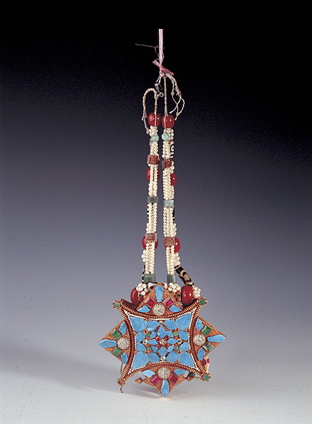 Necklace with Gold Amulet Box (Gau)