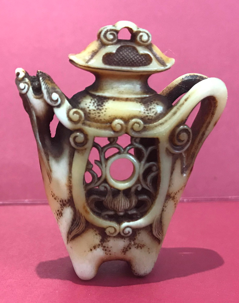 Stag antler netsuke of a Kuro (teapot)