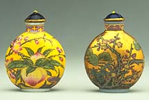 Snuff bottle with decoration of peaches